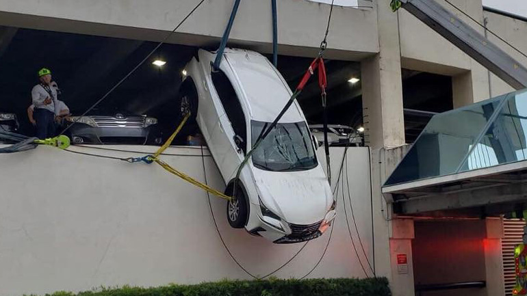 Κρέμασε το αυτοκίνητο στο κενό!